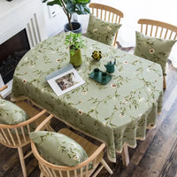 Nappe verte élégante imprimée de fleurs installée sur une table