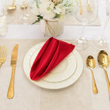 serviette rouge pliée dans une assiette