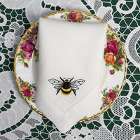 Serviette de Table avec Abeille Brodée sur une table dans une assiette