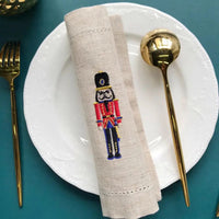 Serviette de Table avec Soldat Brodé dans une assiette sur fond bleu