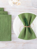 serviette verte pliée sur une assiette