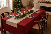 table de noël avec nappe rouge et décoration festive 