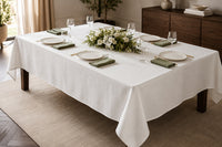 table élégante avec nappe blanche 