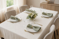 table élégante avec serviettes de couleur vert sauge 