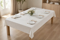 table en bois clair dressée d'une table blanche