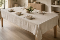 table rectangulaire en bois avec nappe en lin 